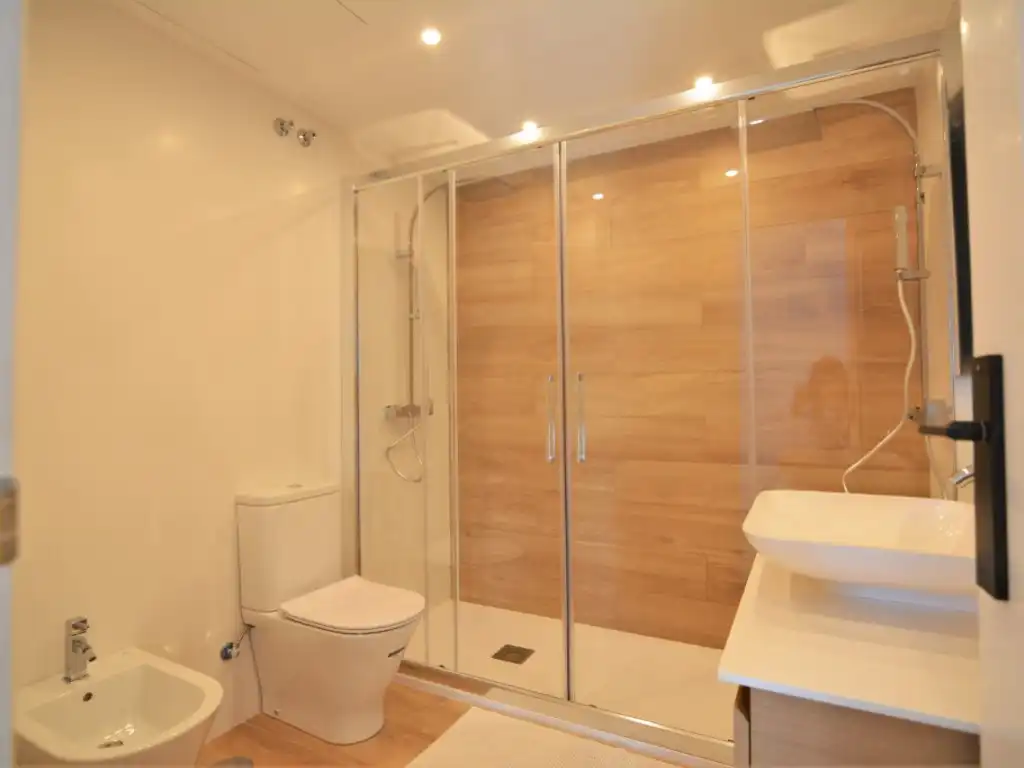 Badezimmer von Wohnungen zur Miete in Fuengirola mit Klimaanlage, Schwimmbad und Möbliert