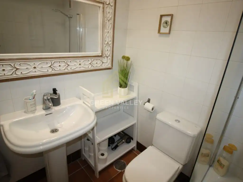 Badezimmer von Wohnungen zum Verkauf in La Alcaidesa mit Klimaanlage, Terrasse und Schwimmbad