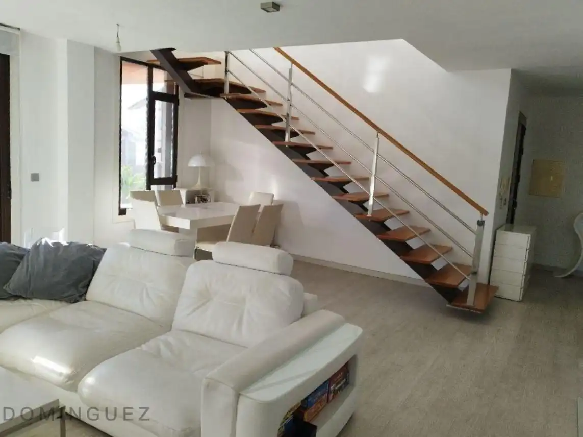 Sala d'estar de Casa o xalet en venda en Pontevedra Capital  amb Calefacció, Jardí privat i Terrassa