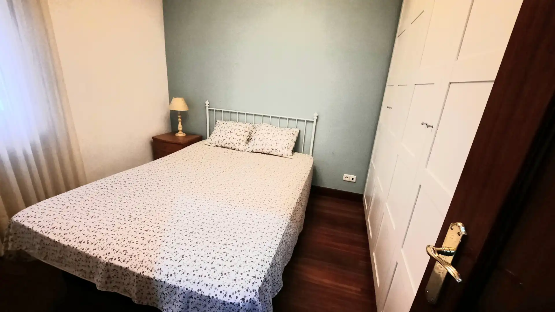 Dormitori de Apartament en venda en Barakaldo  amb Calefacció, Parquet i Moblat