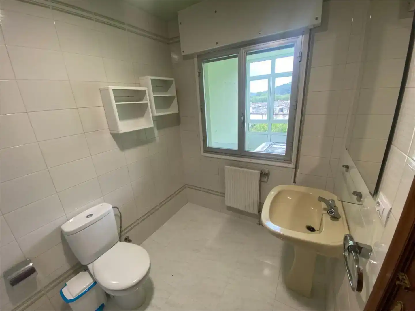 Badezimmer von Wohnung zur Miete in Mondoñedo mit Balkon