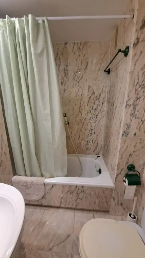 Badezimmer von Wohnung zur Miete in Marbella mit Klimaanlage, Heizung und Terrasse