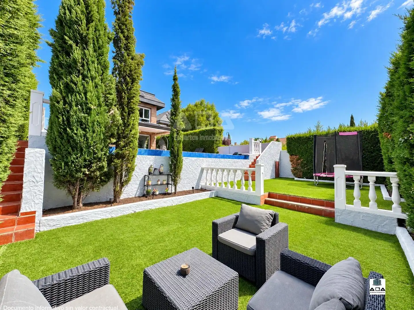 Detached house with pool for sale in Calle Monte Alto