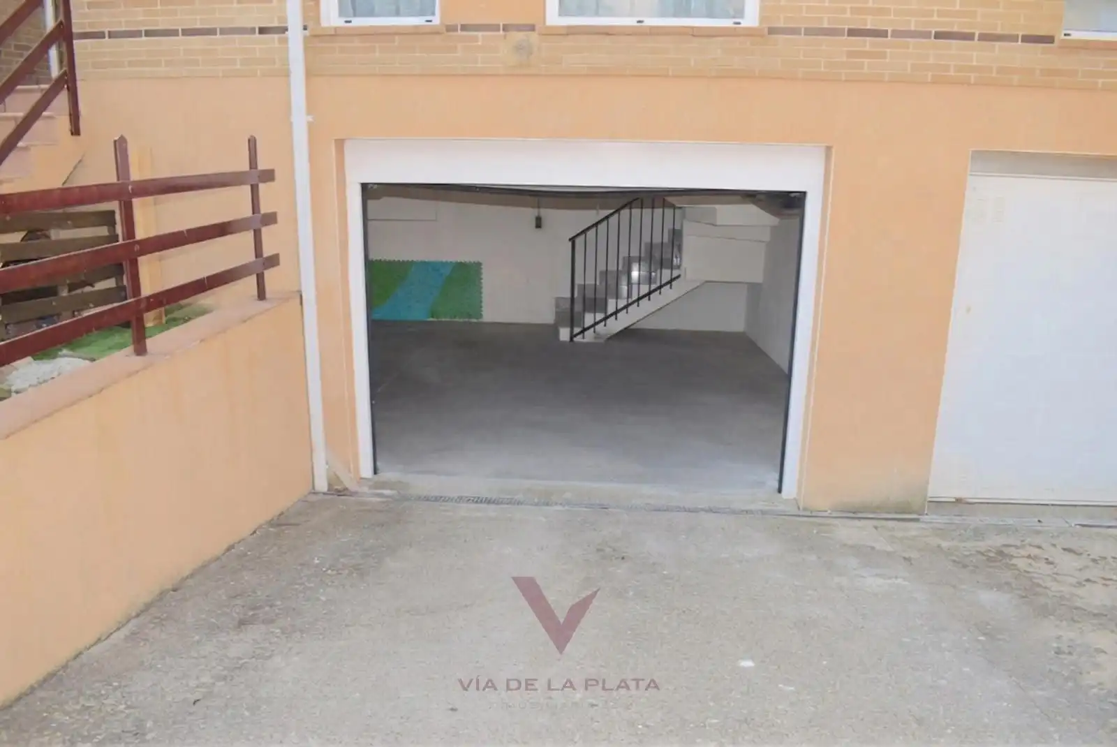 Parking de Casa adosada en venta en Monterrubio de Armuña con Calefacción, Jardín privado y Parquet