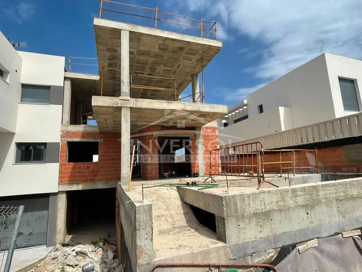 Vista exterior de Casa adosada en venda en El Ejido amb Jardí privat, Terrassa i Piscina comunitària