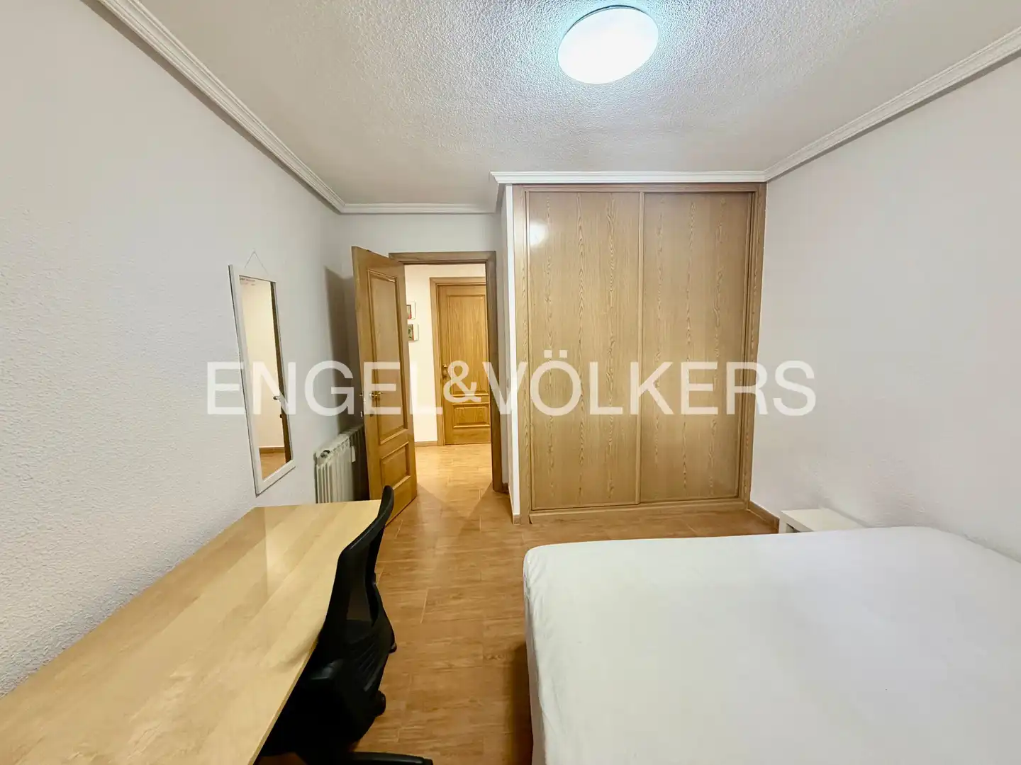 Schlafzimmer von Wohnung zur Miete in Madrid mit Heizung, Parkett und Möbliert