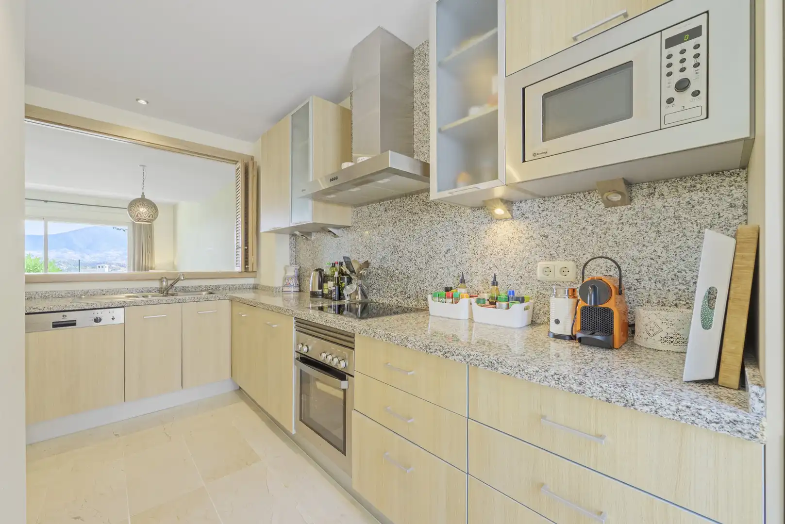 Küche von Einfamilien-Reihenhaus zum Verkauf in Mijas mit Klimaanlage, Privatgarten und Terrasse