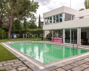 Vista exterior de Casa o xalet de lloguer en La Moraleja amb Calefacció, Jardí privat i Balcó