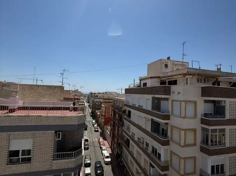 Vista exterior de Àtic de lloguer en Torrevieja amb Aire condicionat