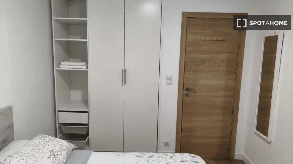 Bedroom of Flat for share in Bilbao   with Air Conditioner, Heating and Furnished