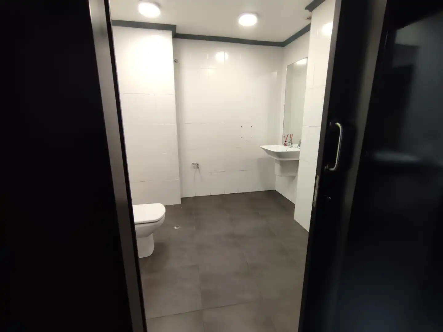 Bathroom of Commercial properties for rent in Vigo 