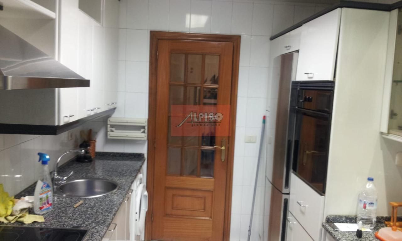 Cuina de Pis en venda en Ourense Capital  amb Calefacció, Parquet i Traster