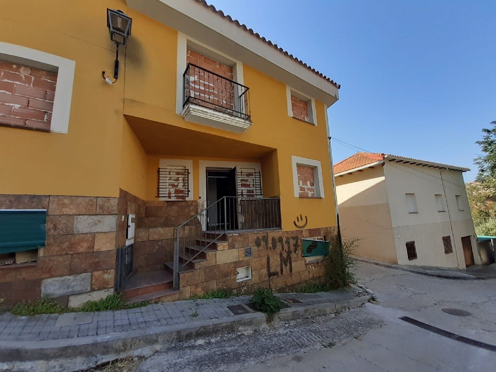 Vista exterior de Edifici en venda en Torrelaguna