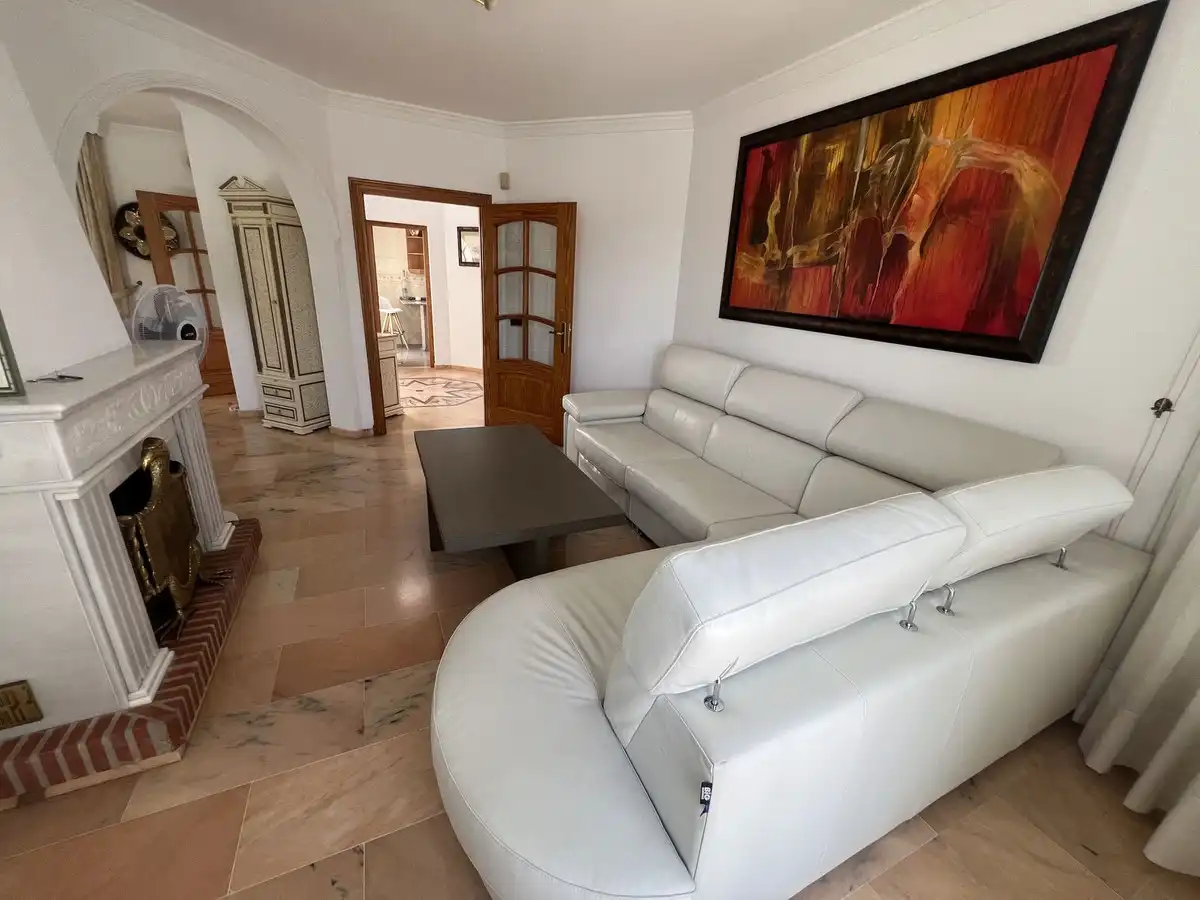 Sala d'estar de Casa adosada en venda en Marbella amb Terrassa i Alarma