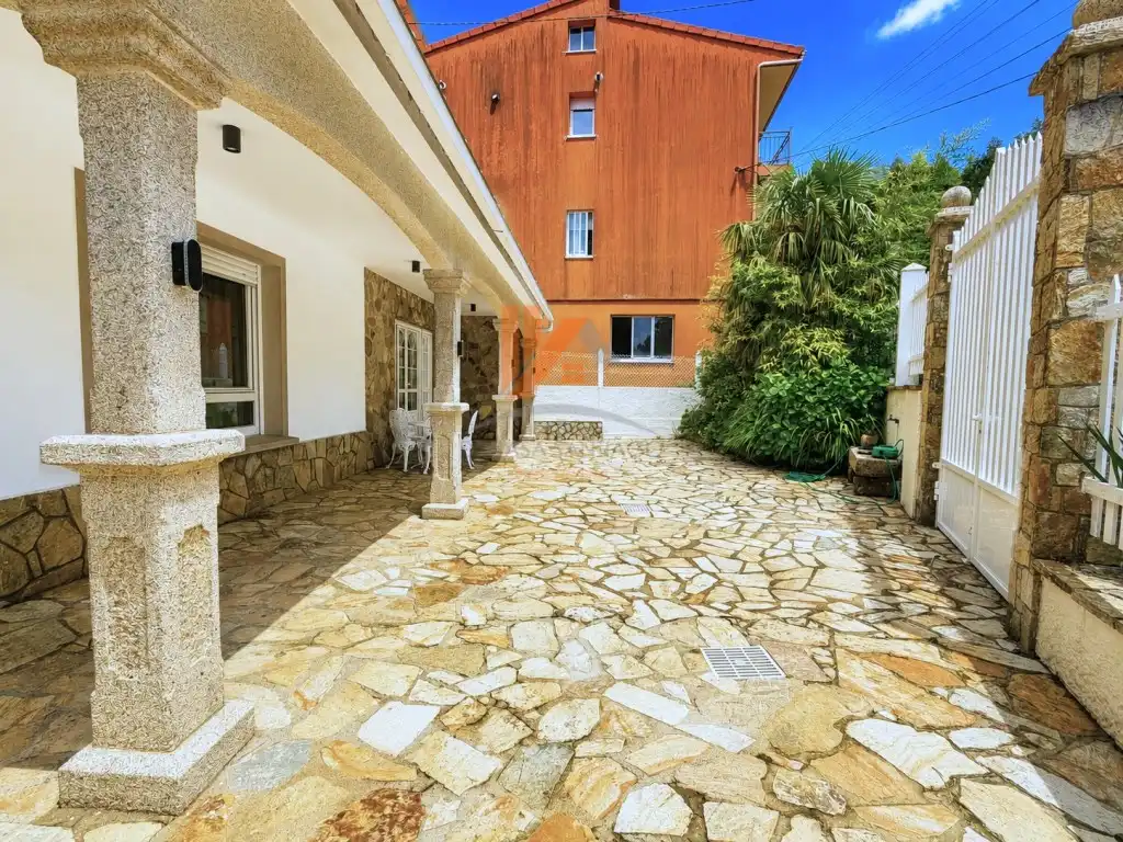 Vista exterior de Casa o xalet en venda en Santiago de Compostela  amb Jardí privat, Moblat i Forn