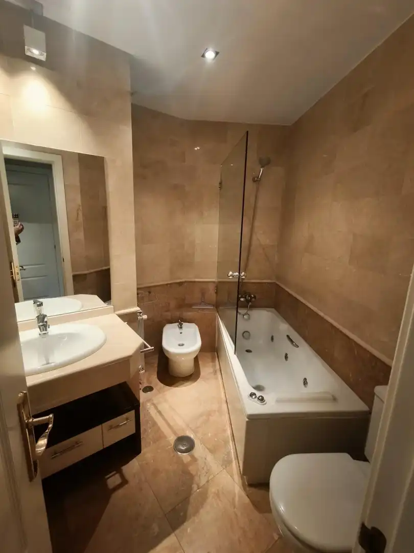 Badezimmer von Wohnung zur Miete in Madrid mit Klimaanlage, Heizung und Parkett