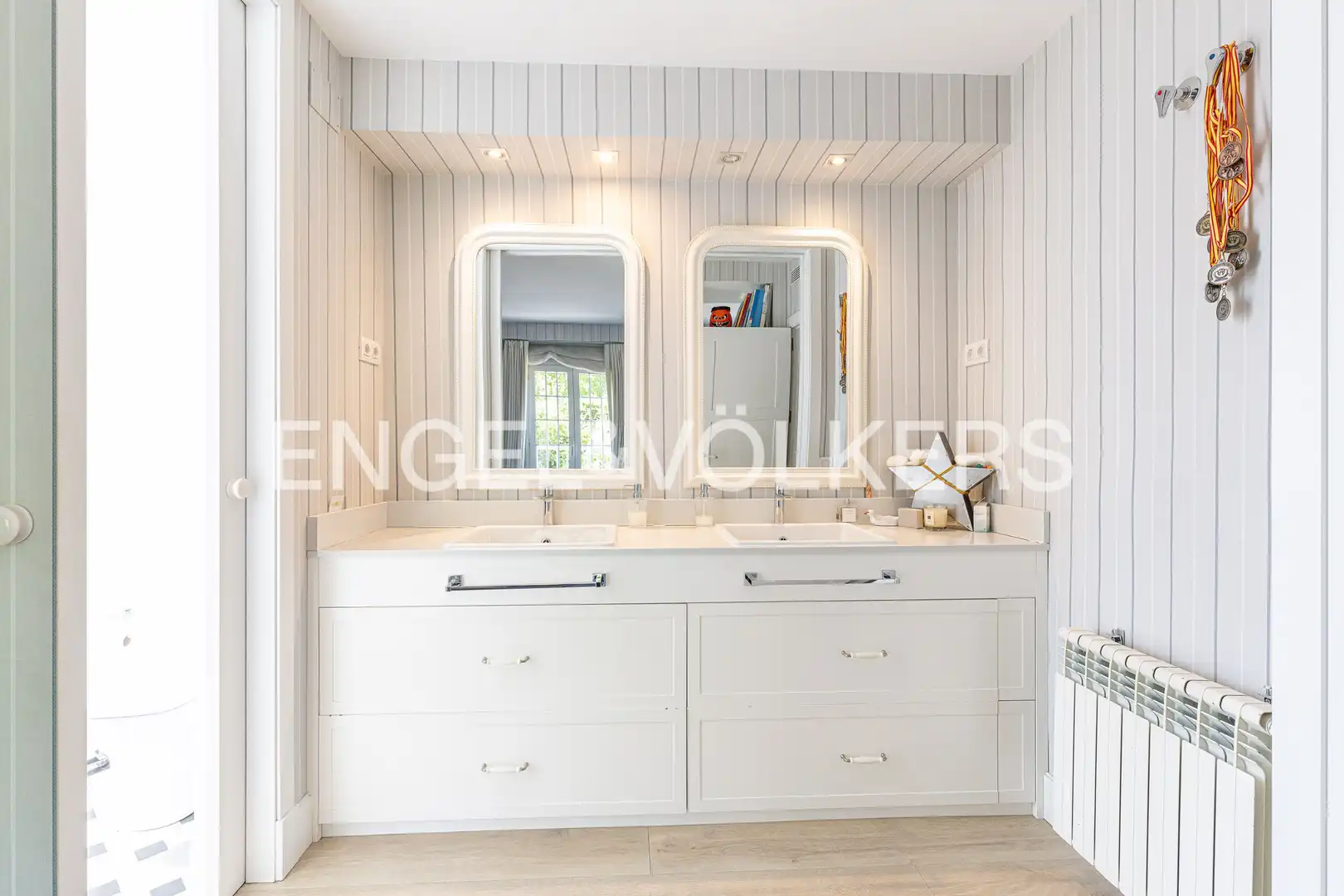 Baño de Casa adosada en venta en Madrid con Aire acondicionado, Calefacción y Jardín privado