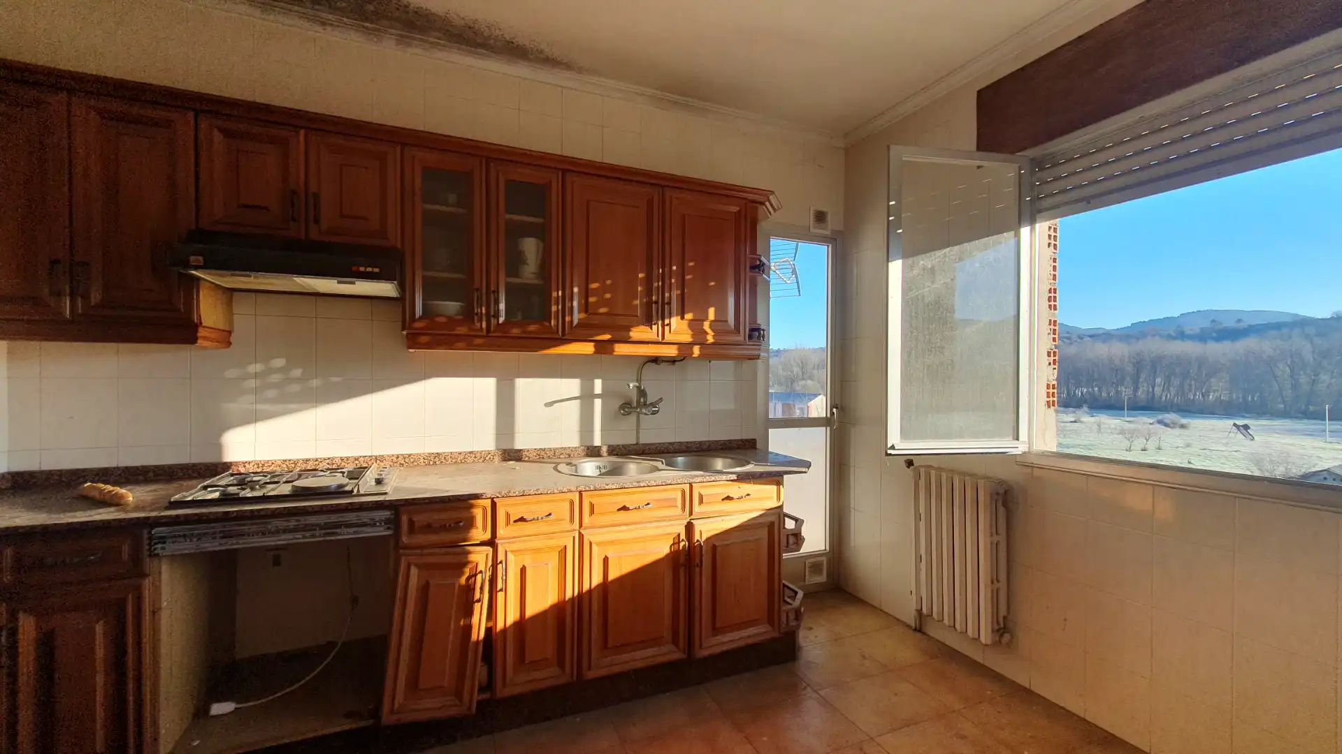 Cuina de Casa o xalet en venda en Vega de Espinareda amb Calefacció, Jardí privat i Terrassa