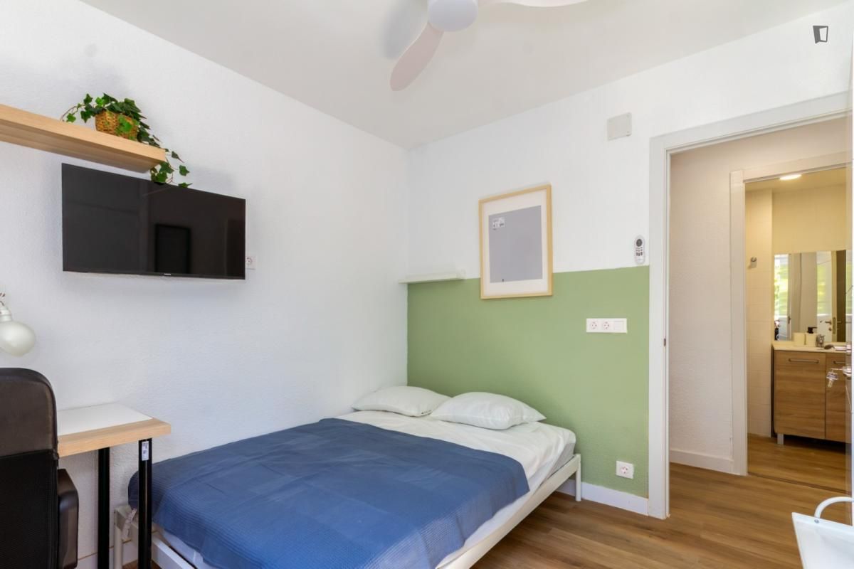 Dormitori de Apartament per a compartir en Alcalá de Henares amb Calefacció, Moblat i Microones