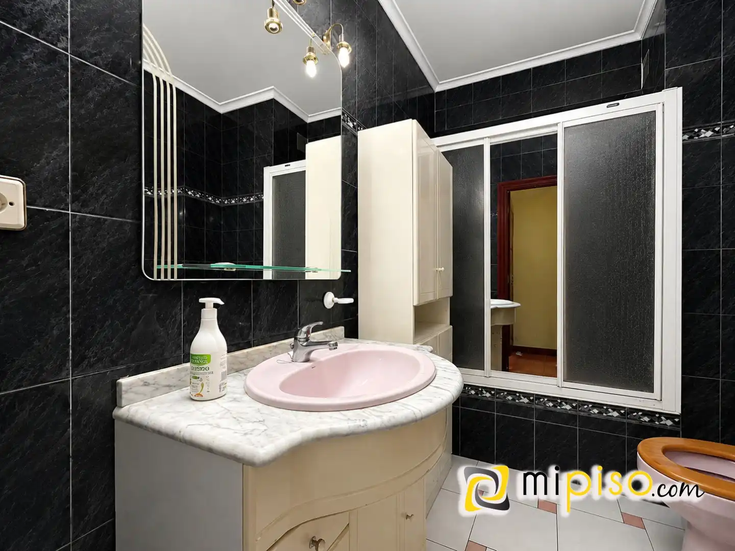 Badezimmer von Wohnung zum Verkauf in Laredo mit Balkon