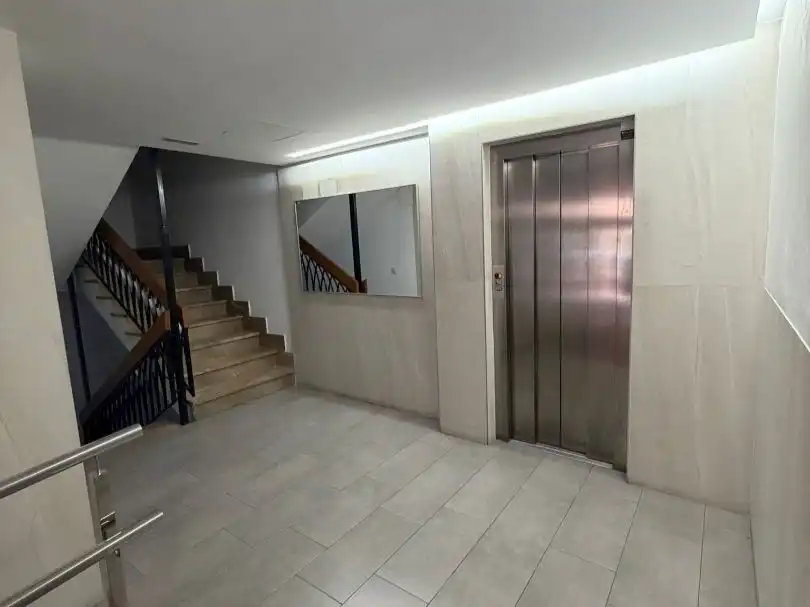 Piso con ascensor en venta en Poeta Manuel de Góngora 15, imagen 2
