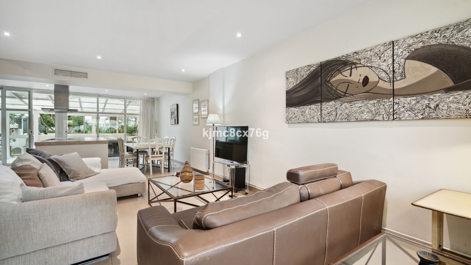 Sala d'estar de Dúplex en venda en Marbella amb Aire condicionat, Terrassa i Traster