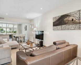Sala d'estar de Dúplex en venda en Marbella amb Aire condicionat, Terrassa i Traster