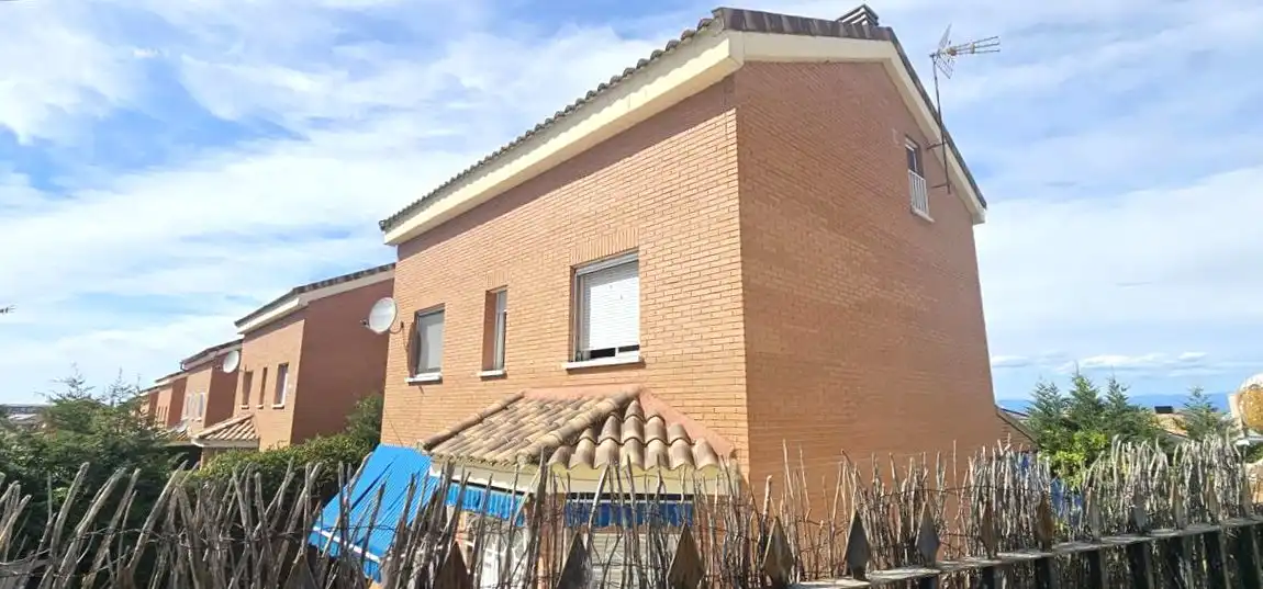 Exterior view of Houses for sale in Moraleja de Enmedio