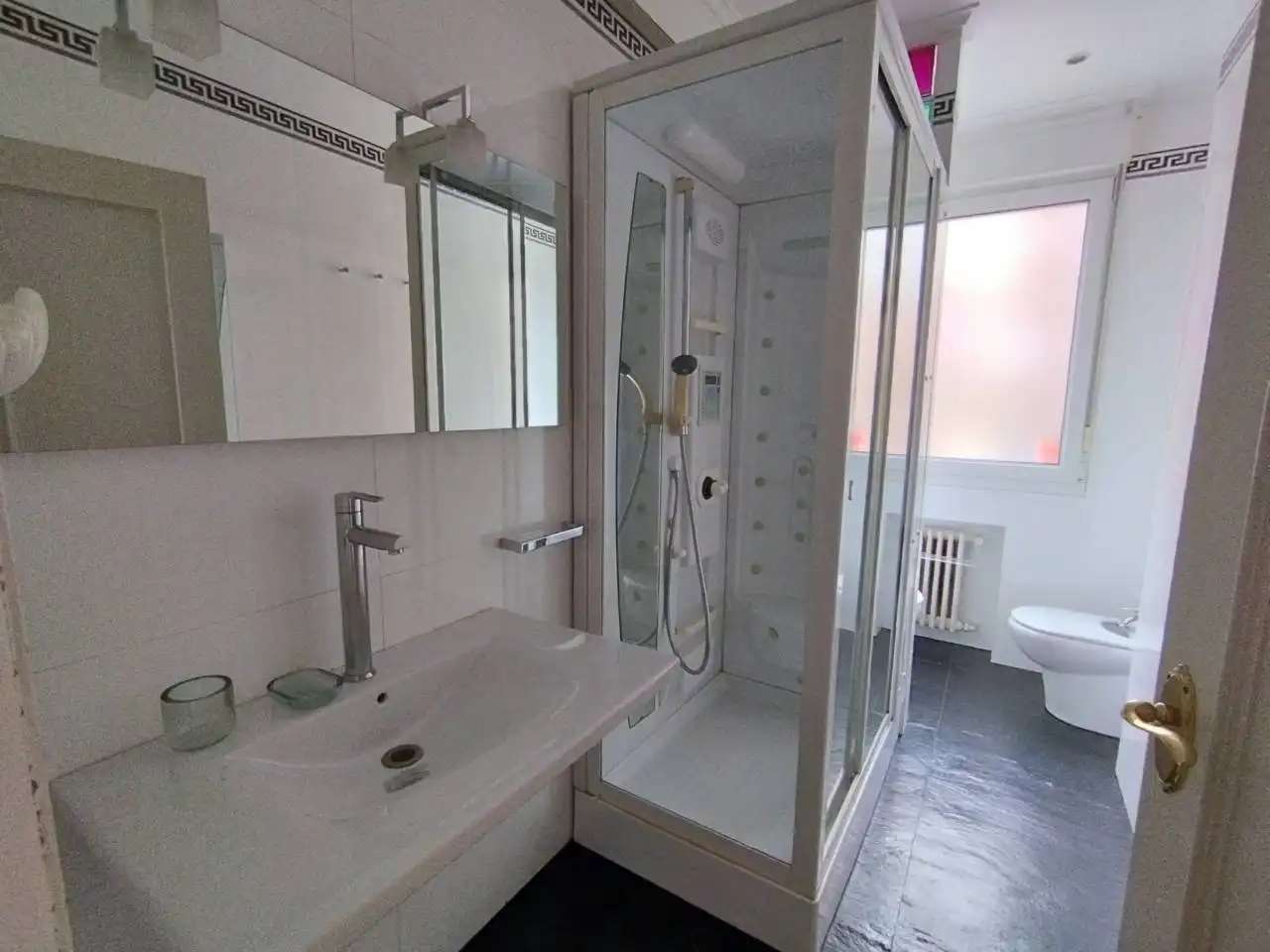 Badezimmer von Wohnung zur Miete in Bilbao  mit Heizung, Parkett und Möbliert