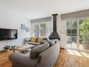 Sala de estar de Casa adosada en venta en Sant Cugat del Vallès con Aire acondicionado, Calefacción y Jardín privado