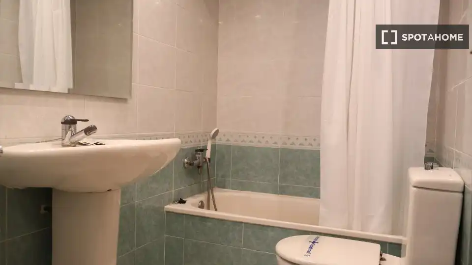 Bathroom of Flat for rent in Valencia  with Air Conditioner, Heating and Furnished