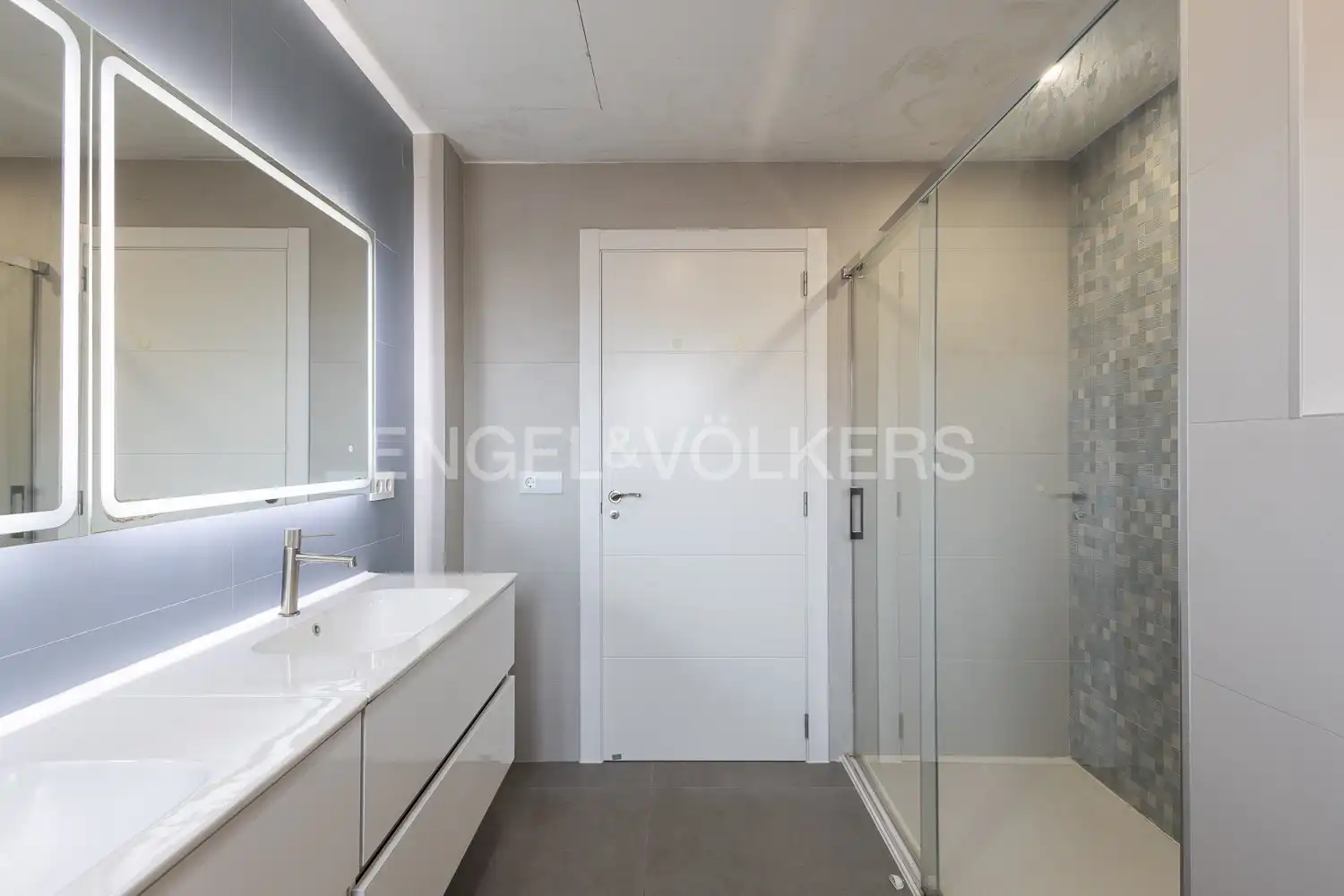 Bathroom of Houses for sale in L'Eliana  with Air Conditioner, Heating and Private garden
