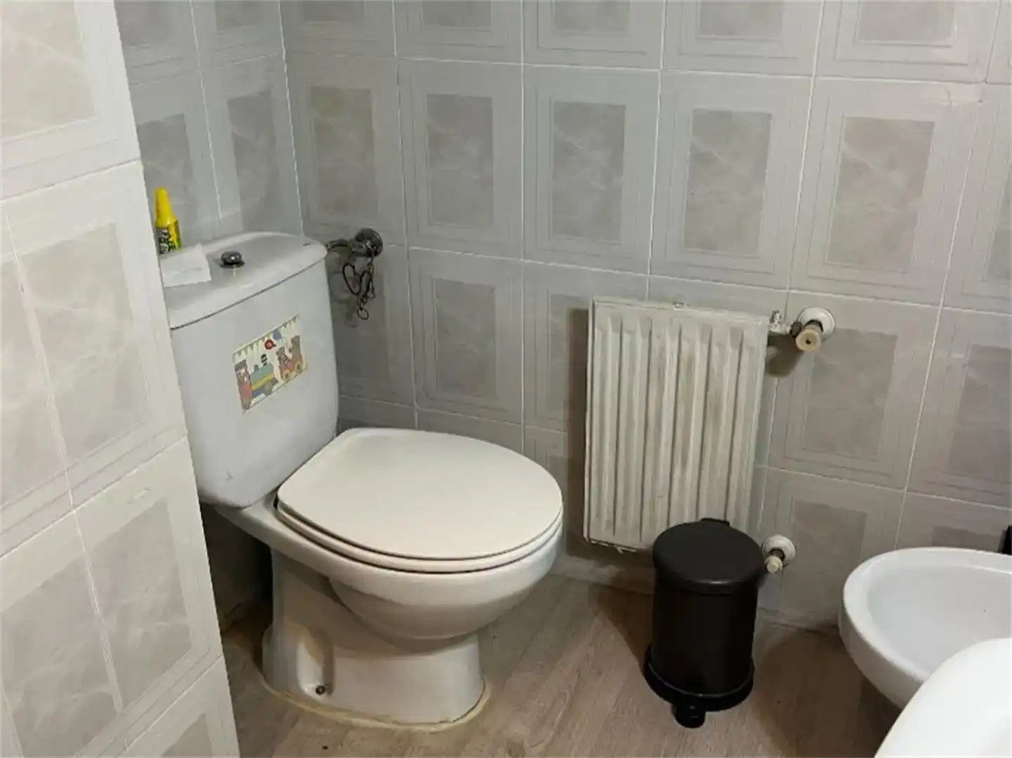Bathroom of Flat for share in Bilbao   with Parquet flooring, Furnished and Balcony