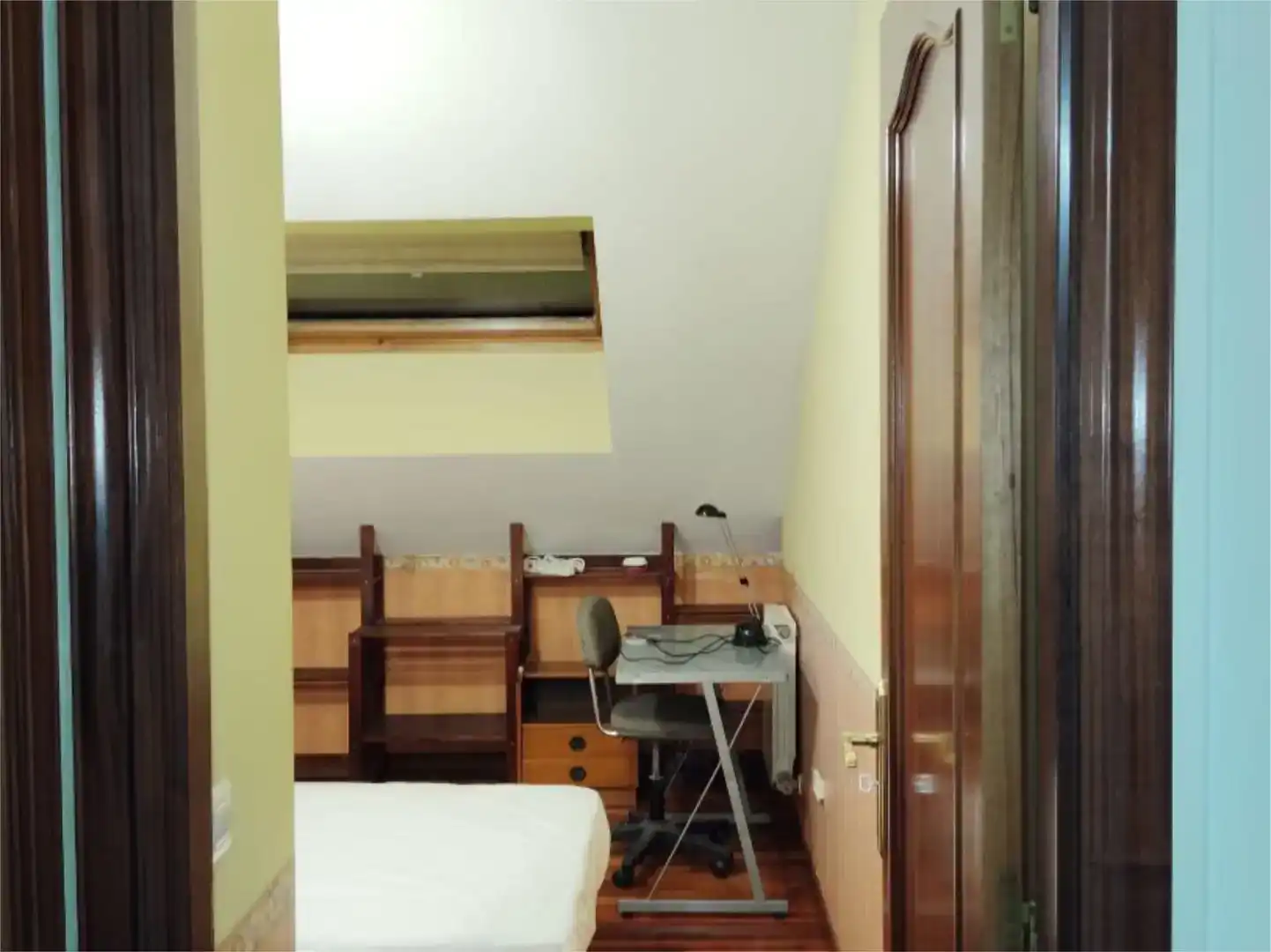 Schlafzimmer von Dachboden zur Miete in Pontevedra Capital  mit Parkett, Abstellraum und Möbliert