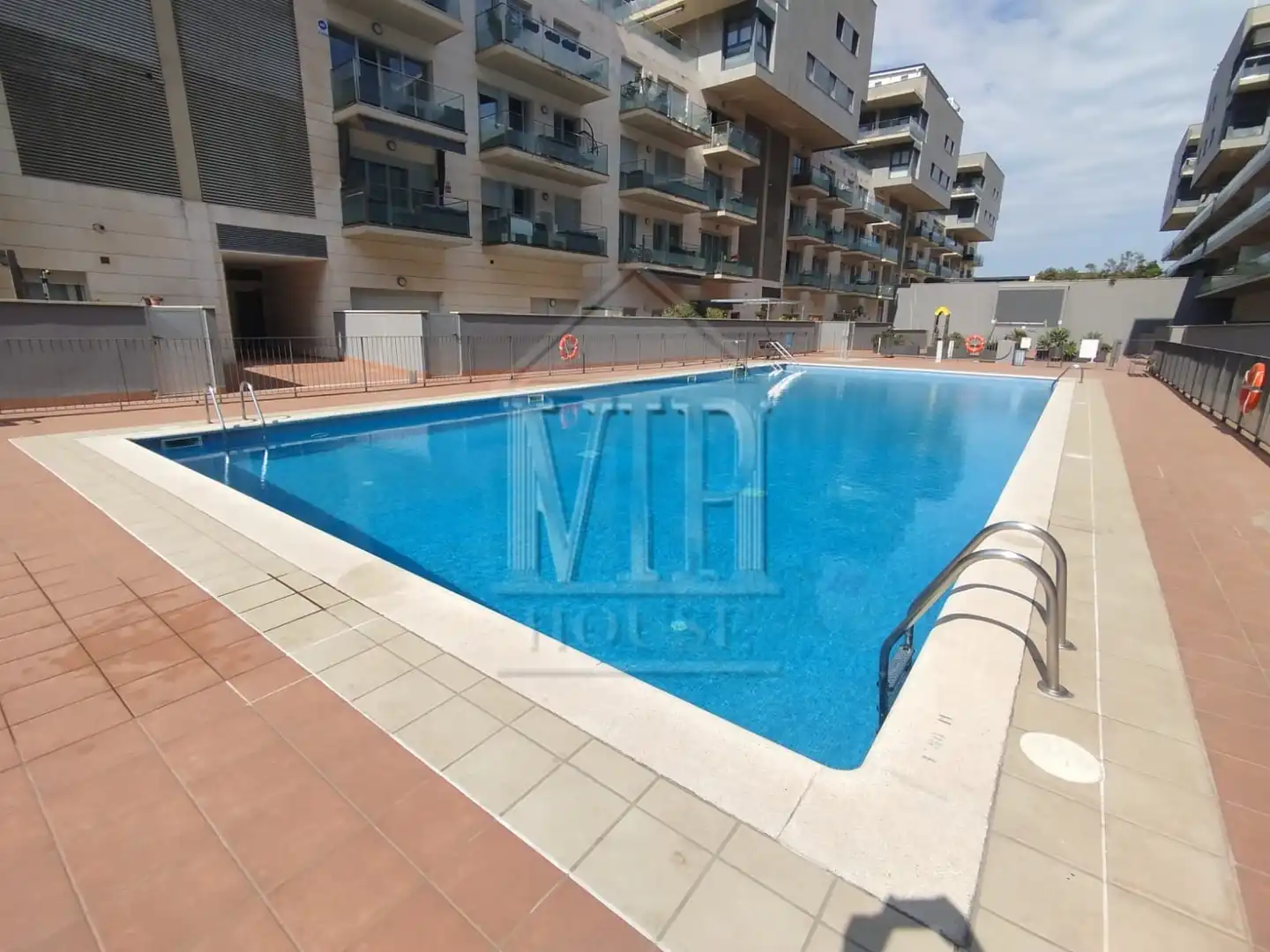 Piscina de Piso en venta en Badalona con Aire acondicionado, Calefacción y Amueblado