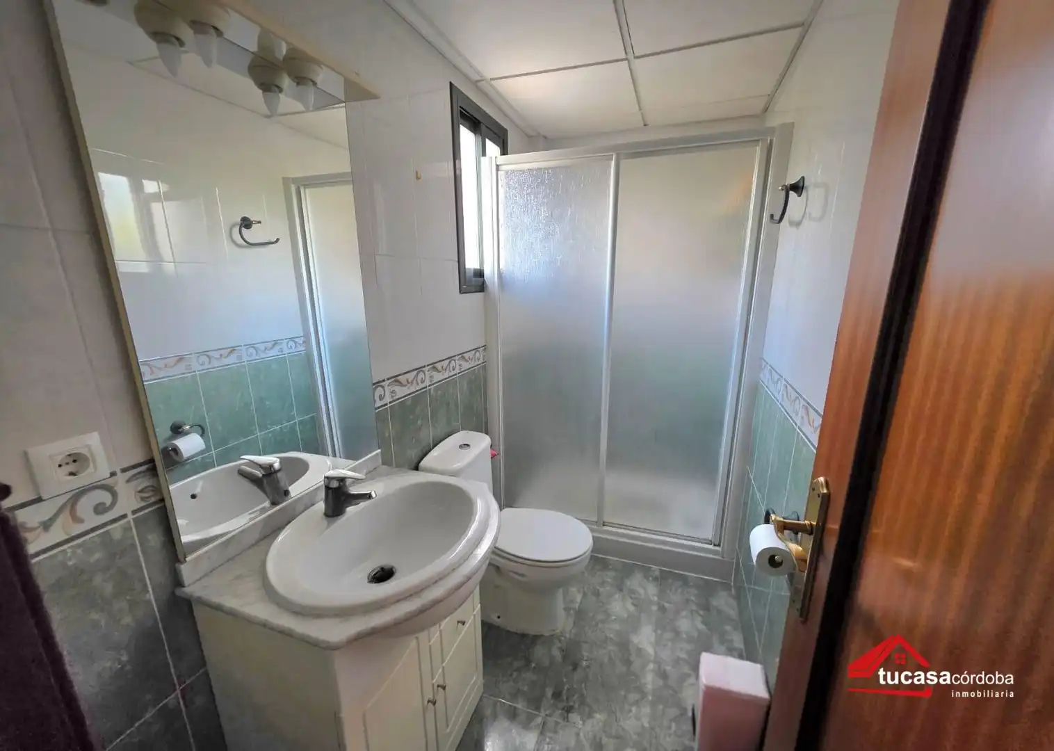 Badezimmer von Einfamilien-Reihenhaus zum Verkauf in Guadalcázar mit Klimaanlage und Terrasse
