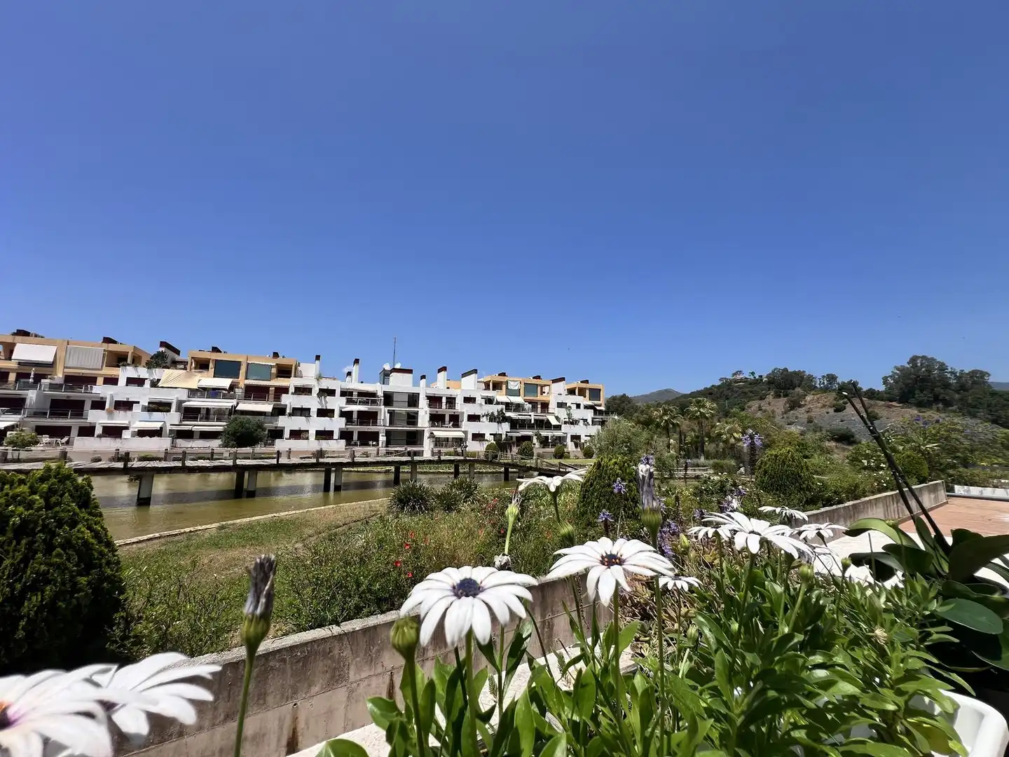 Vista exterior de Pis en venda en Benahavís amb Aire condicionat, Terrassa i Traster