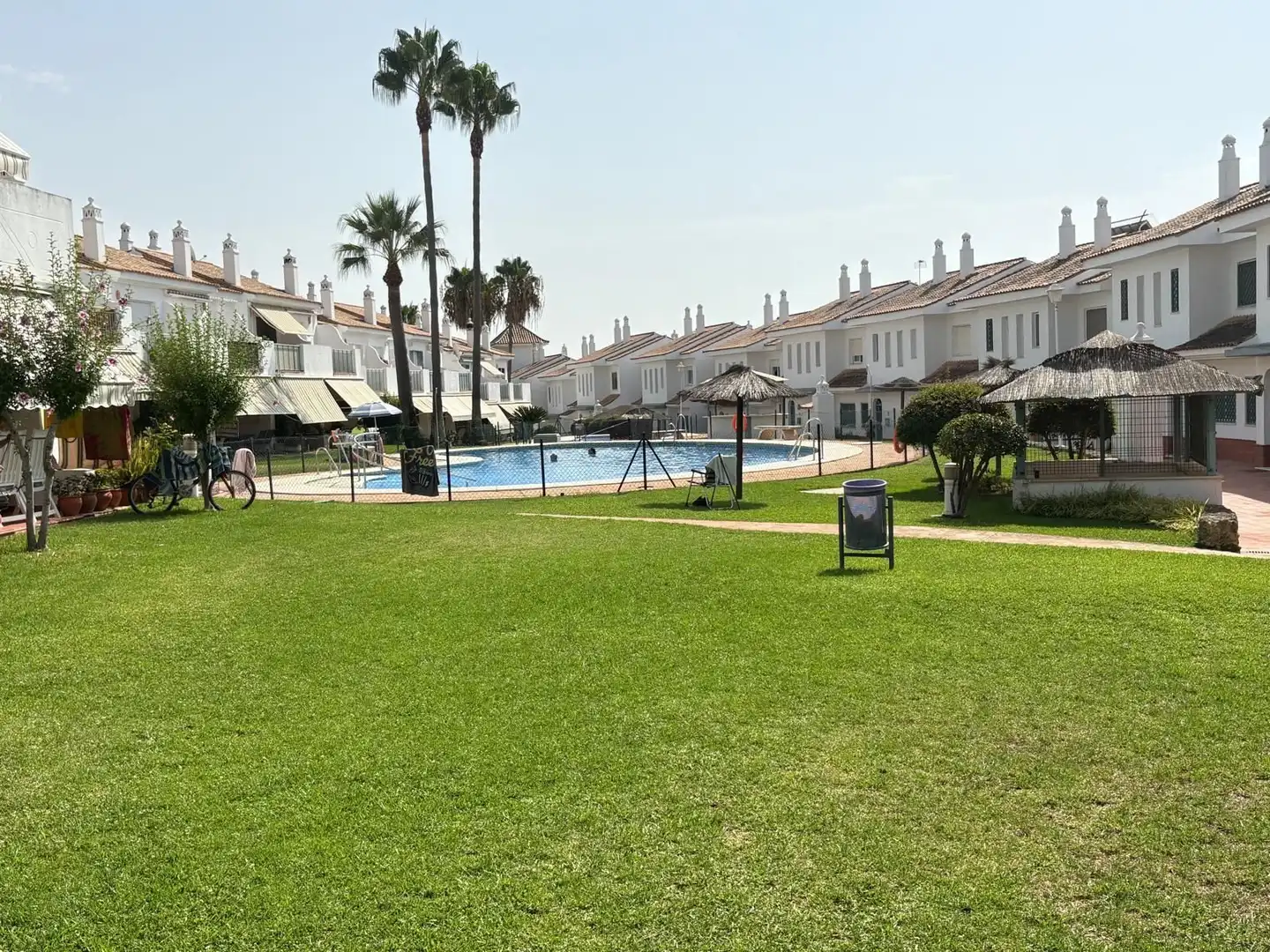 Außenansicht von Einfamilien-Reihenhaus zum Verkauf in El Portil mit Heizung, Terrasse und Möbliert