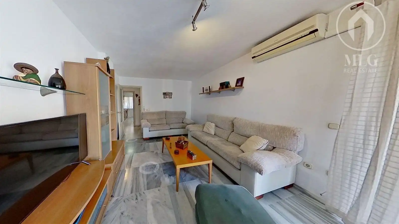 Sala d'estar de Pis en venda en Torremolinos amb Aire condicionat, Terrassa i Piscina