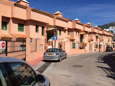Adossat amb piscina en venda a Calle las Dalias 8