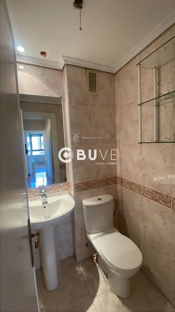 Baño de Piso de alquiler en Valladolid con Calefacción, Terraza y Amueblado