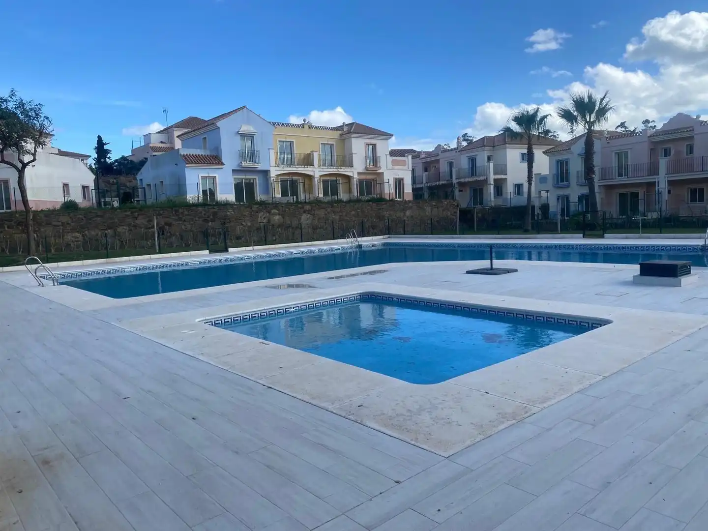 Piscina de Casa adosada en venda en Ayamonte amb Aire condicionat, Calefacció i Jardí privat