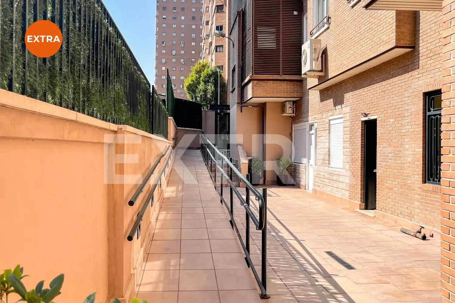 Vista exterior de Pis en venda en Madrid amb Calefacció, Parquet i Piscina comunitària