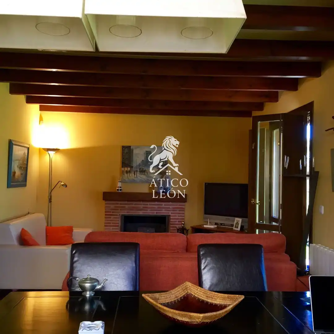 Wohnzimmer von Einfamilien-Reihenhaus zum Verkauf in Valverde de la Virgen mit Heizung, Privatgarten und Abstellraum
