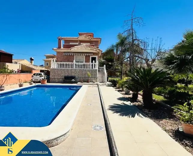 Xalet amb piscina en venda a Los Balcones - Los Altos