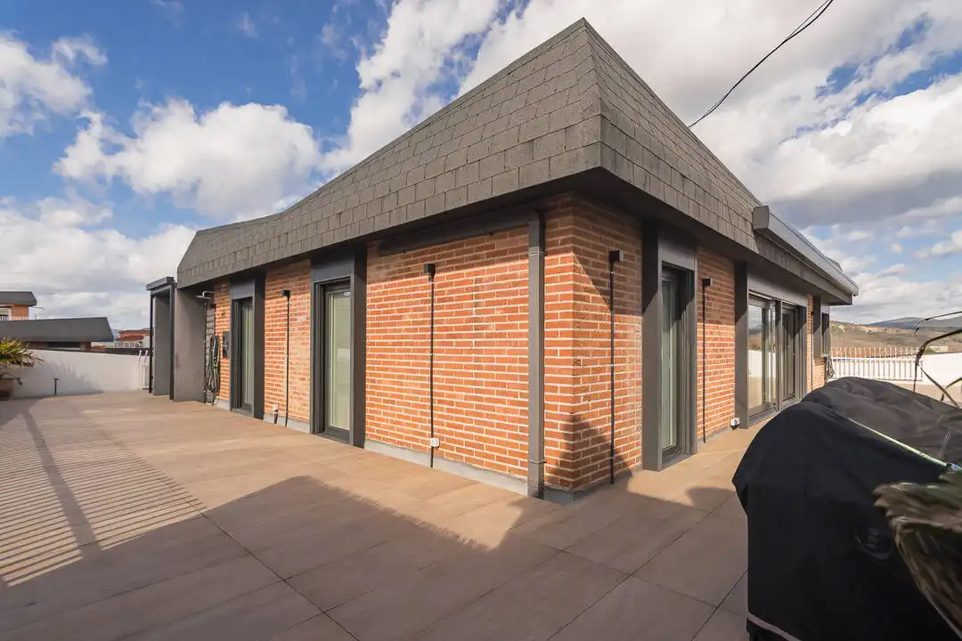 Vista exterior de Ático en venta en  Pamplona / Iruña con Calefacción, Terraza y Alarma