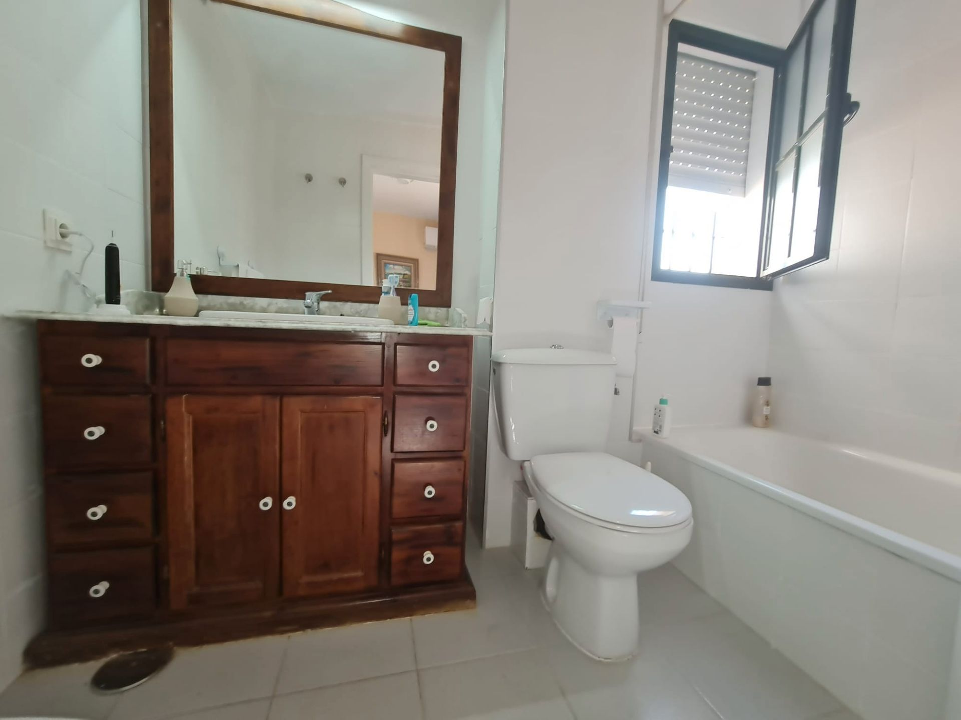 Baño de Casa o chalet de alquiler en Espartinas con Aire acondicionado, Jardín privado y Piscina