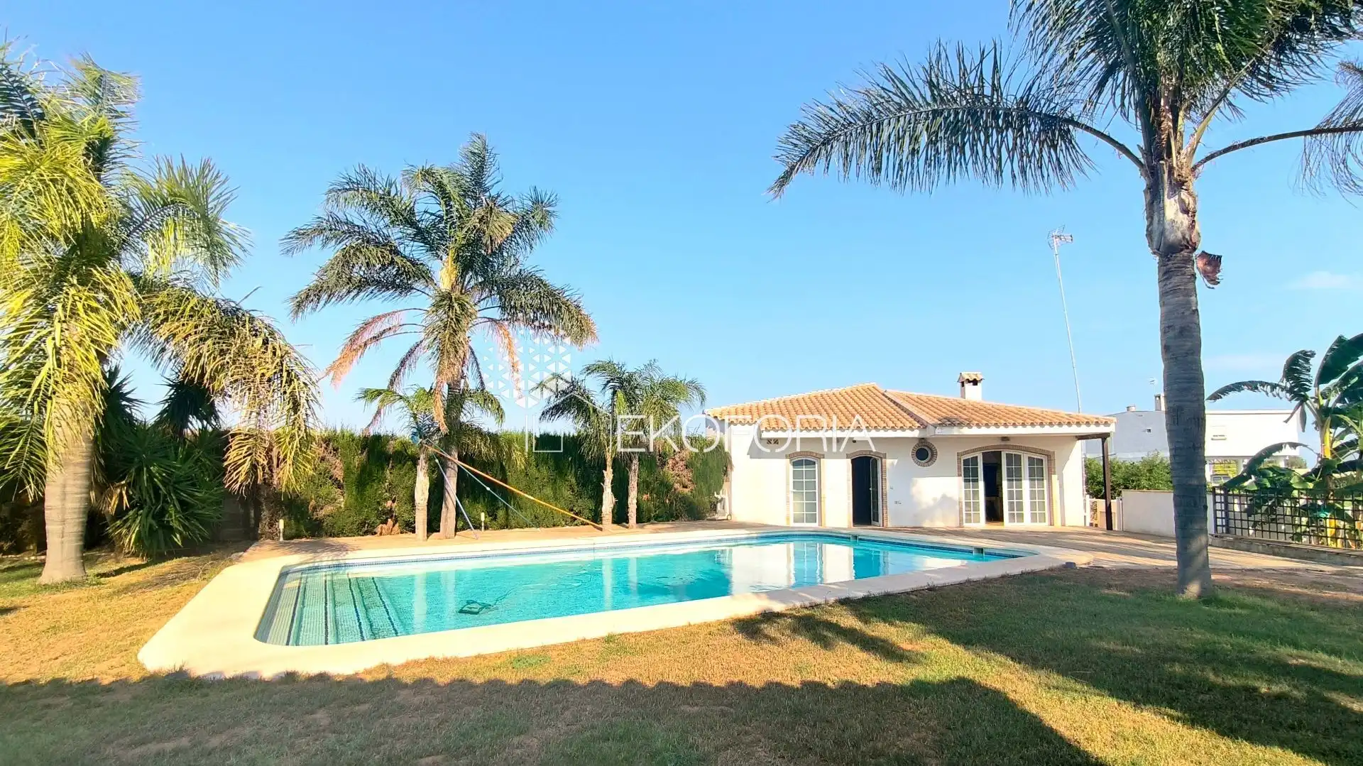 Vista exterior de Casa o xalet en venda en Bétera amb Aire condicionat, Calefacció i Piscina