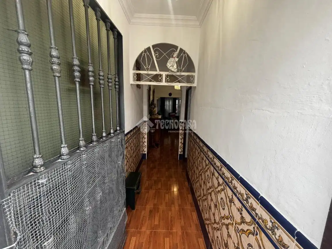 Casa aparellada amb terrassa en venda a Los Palacios y Villafranca, imagen 3