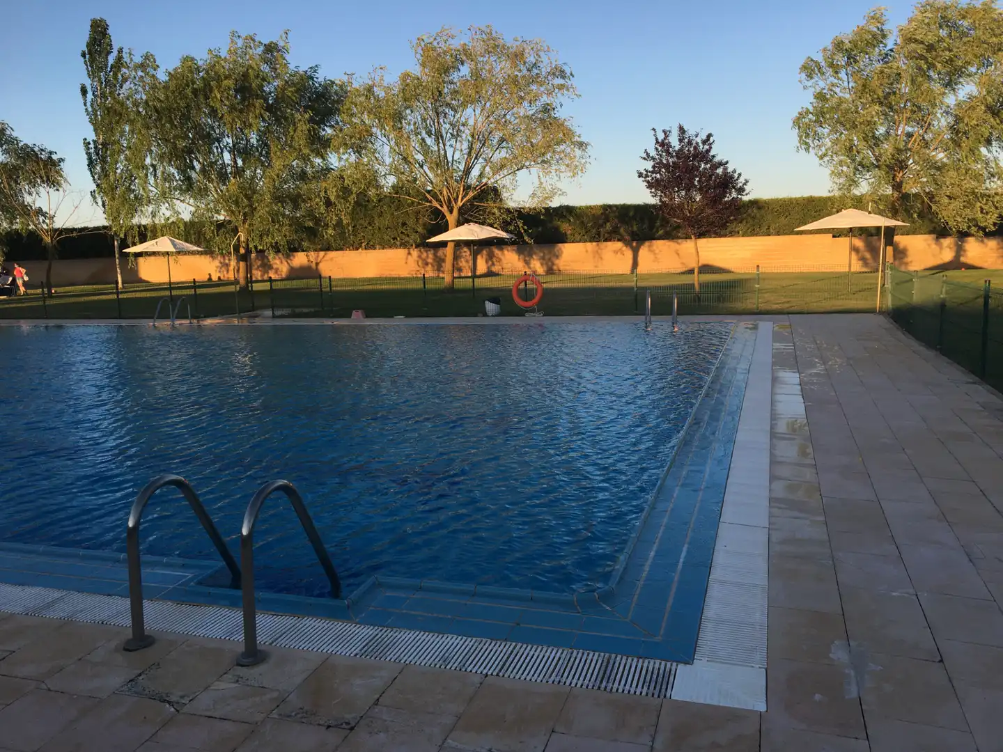 Piscina de Casa adosada en venda en Santa María del Campo amb Moblat